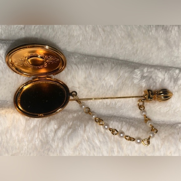 Set Of 2 Gold Tone Vintage Brooches - Locket & Open Heart Pins - Picture 3 of 5